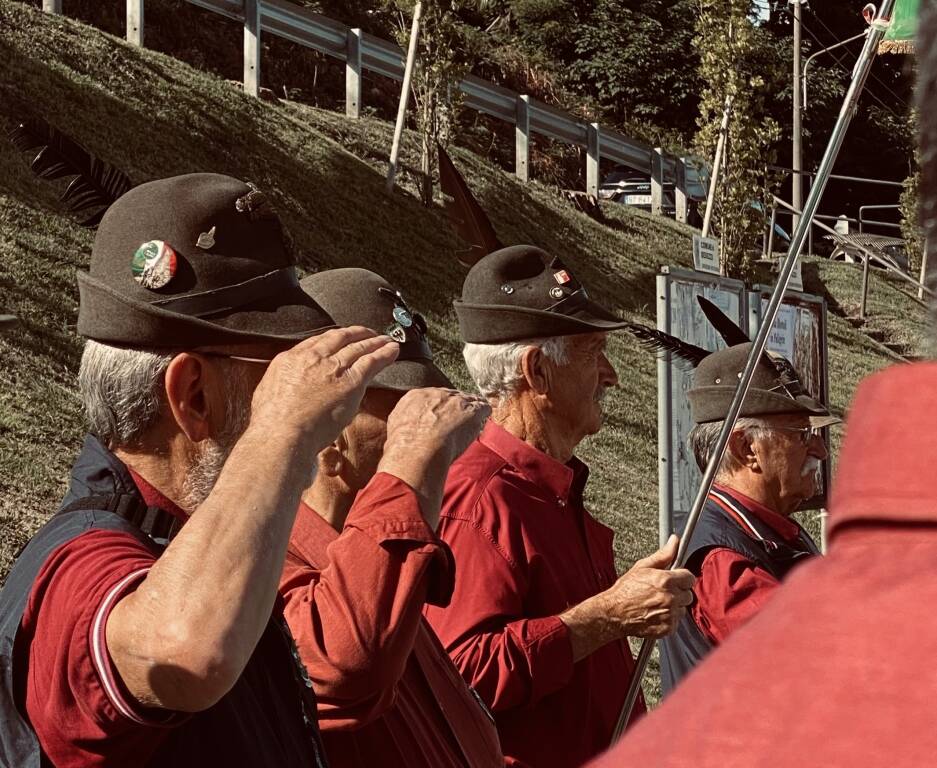 Cerimonia e nuovo gagliardetto per gli Alpini di Bogno di Besozzo
