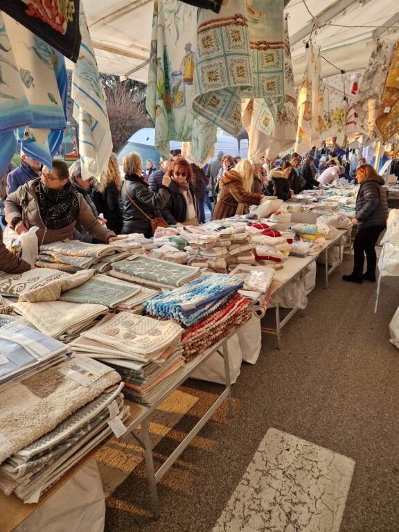 Gli Ambulanti di Forte dei Marmi® colorano il ferragosto di Angera