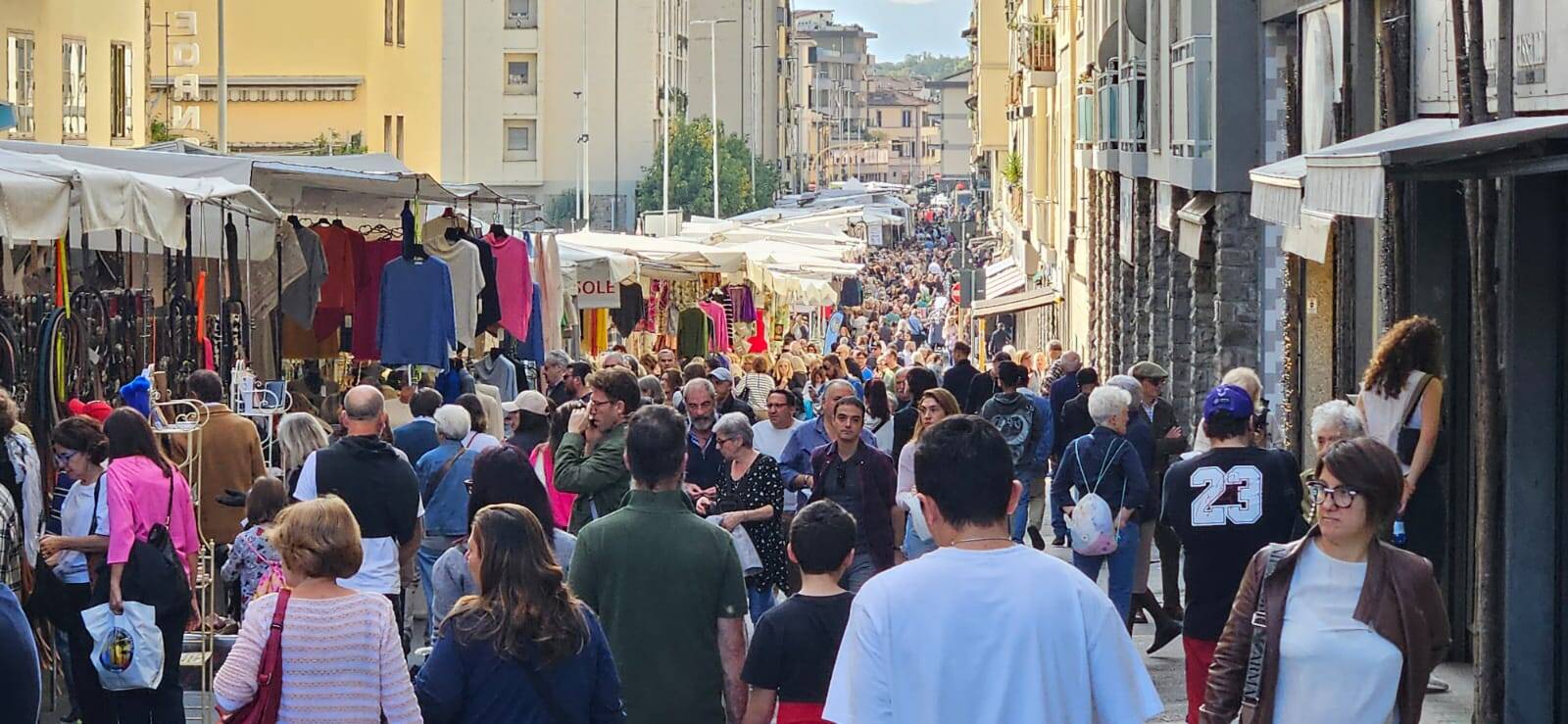 Gli Ambulanti di Forte dei Marmi® colorano il ferragosto di Angera
