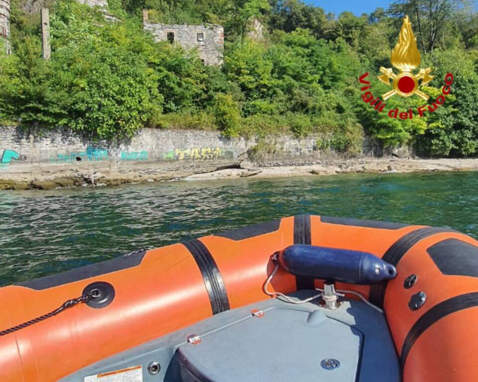 Le ricerche del 21enne nel lago a Caldè
