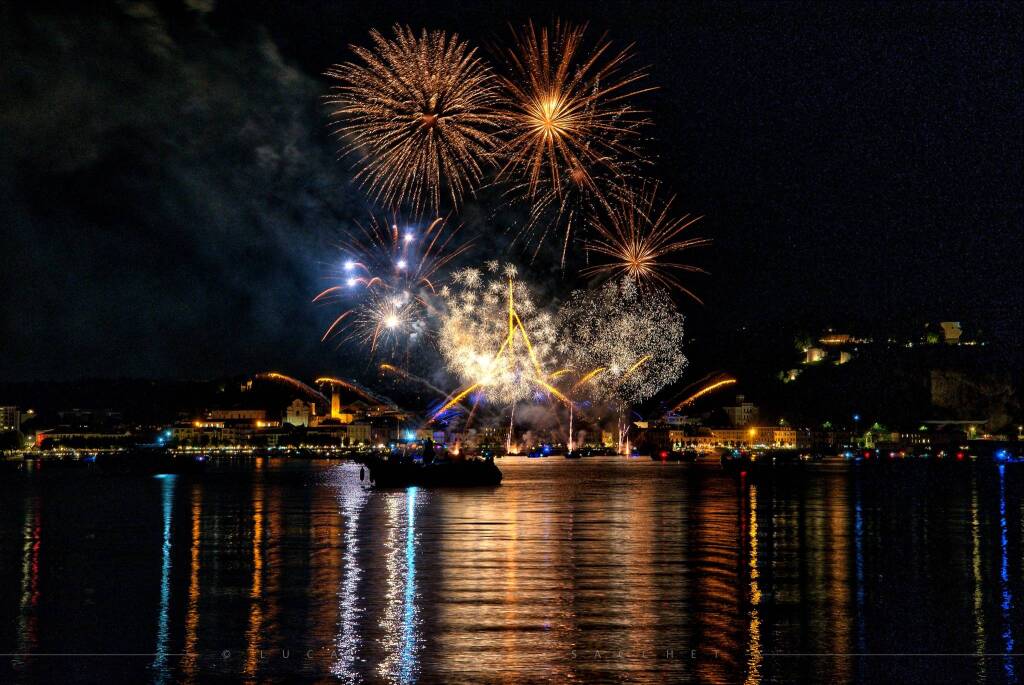 Lumina 2025, i fuochi d'artificio di Arona