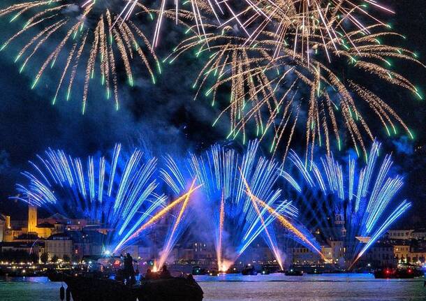 Lumina 2025, i fuochi d'artificio di Arona