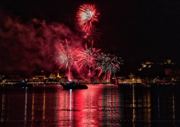 Lumina 2025, i fuochi d'artificio di Arona