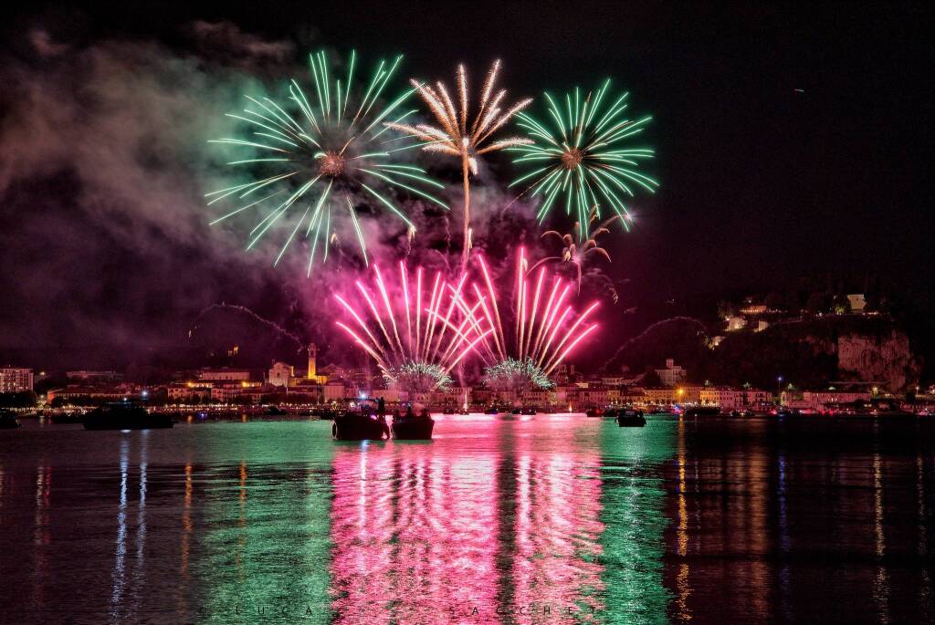 Lumina 2025, i fuochi d'artificio di Arona