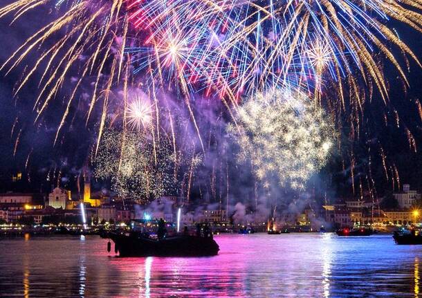 Lumina 2025, i fuochi d'artificio di Arona