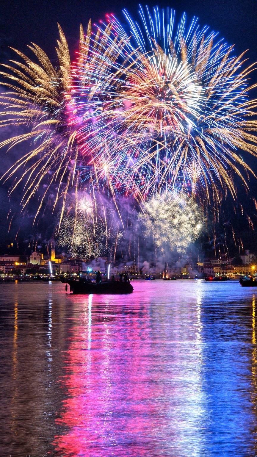 Lumina 2025, i fuochi d'artificio di Arona