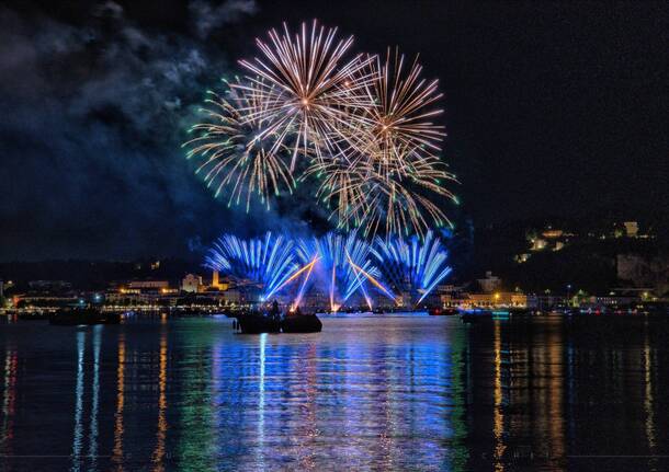 Lumina 2025, i fuochi d'artificio di Arona