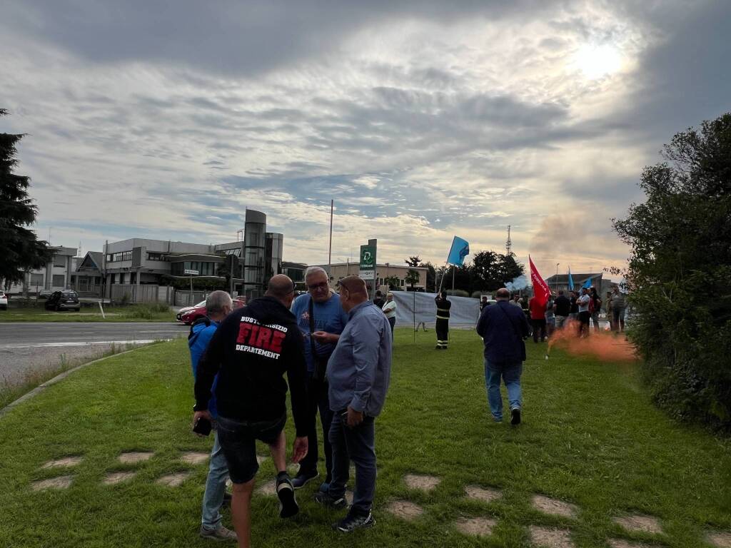 protesta vigili del fuoco busto arsizio