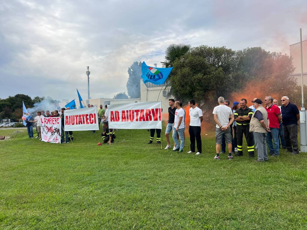 protesta vigili del fuoco busto arsizio