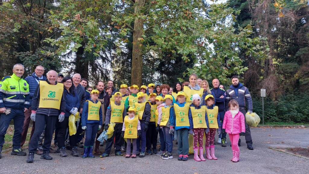 "Puliamo il mondo", a Monvalle i bambini liberano il paese dai rifiuti abbandonati