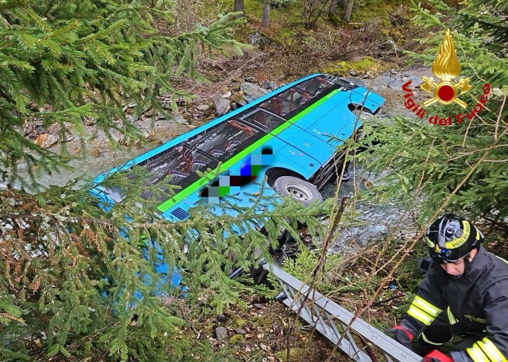 Pullman scolastico precipita in un torrente a Valfurva: salvi i sette bambini a bordo