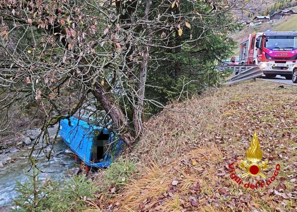 Pullman scolastico precipita in un torrente a Valfurva: salvi i sette bambini a bordo