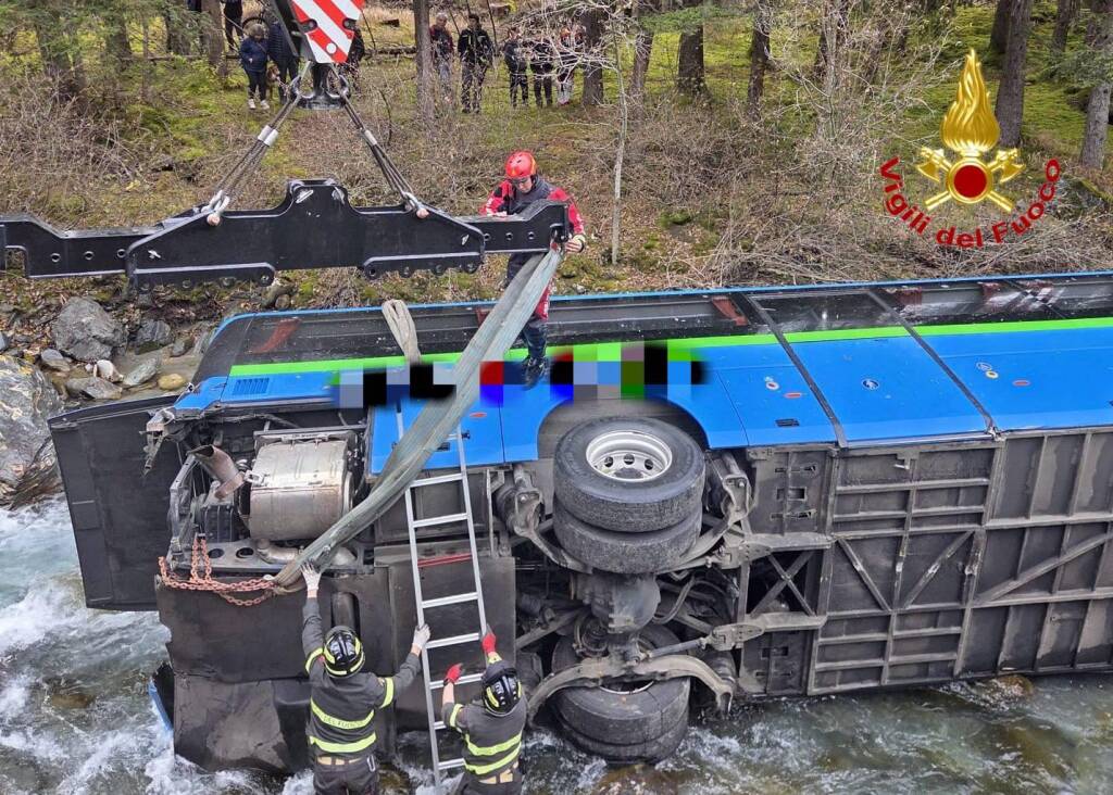 Pullman scolastico precipita in un torrente a Valfurva: salvi i sette bambini a bordo