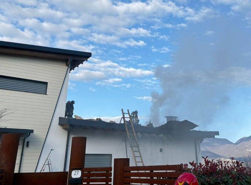 L\'incendio in località Villaggio Olandese nelle immagini dei Vigili del Fuoco