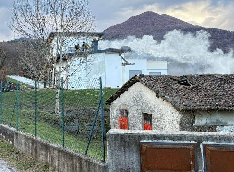 L\'incendio in località Villaggio Olandese nelle immagini dei Vigili del Fuoco