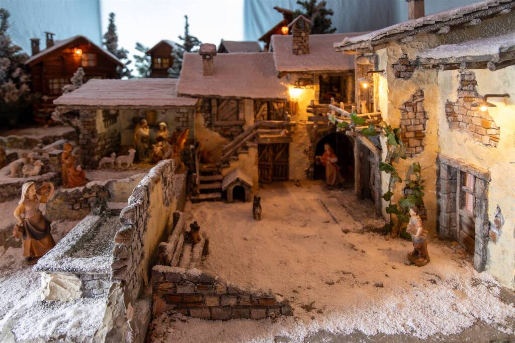 Crodo si illumina per Natale: saranno 71 i "Presepi sull'acqua" 