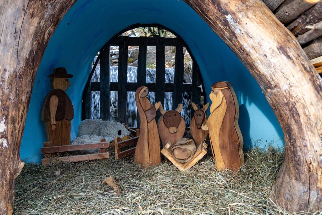Crodo si illumina per Natale: saranno 71 i "Presepi sull'acqua" 