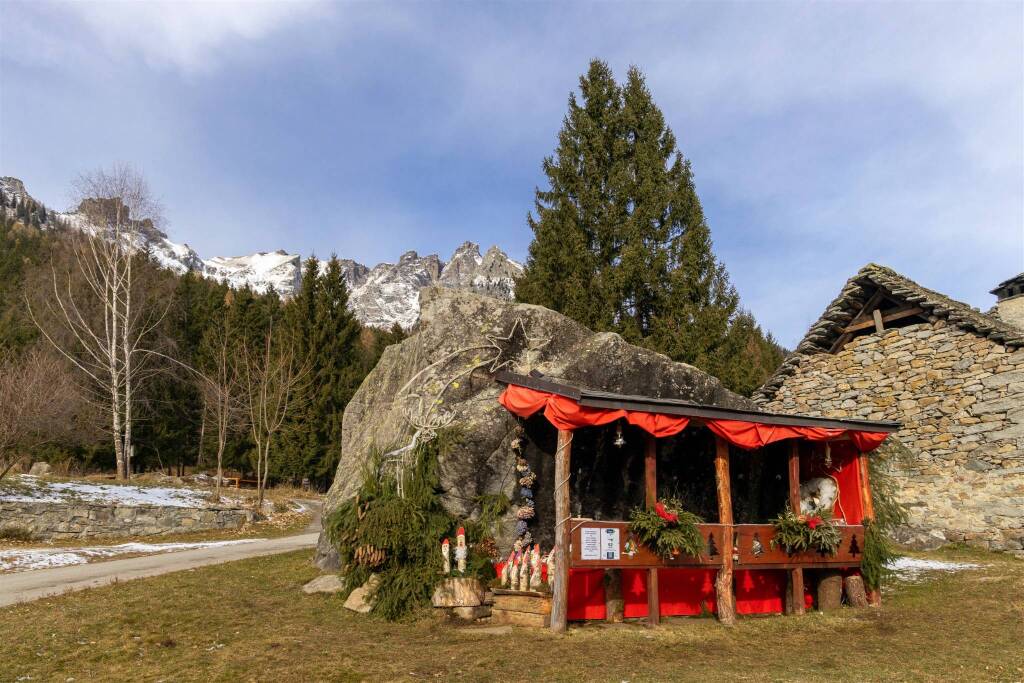 Crodo si illumina per Natale: saranno 71 i "Presepi sull'acqua" 