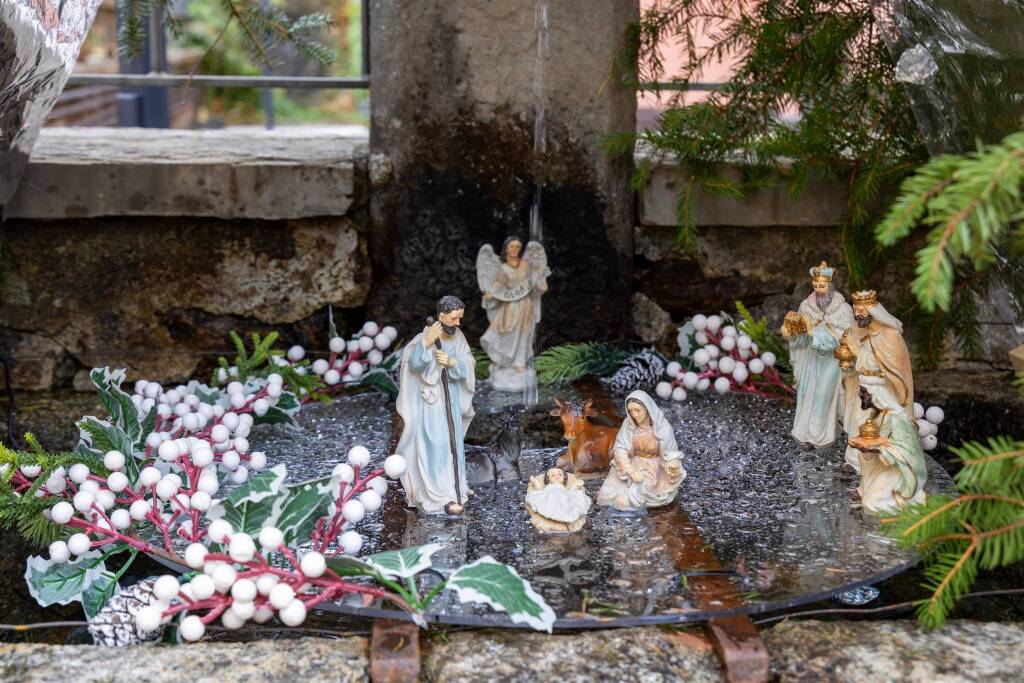 Crodo si illumina per Natale: saranno 71 i "Presepi sull'acqua" 
