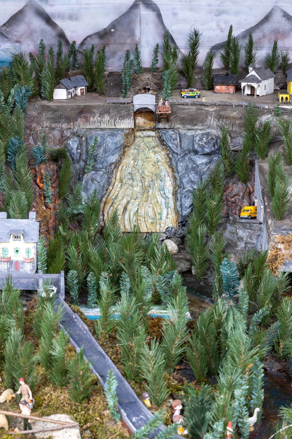 Crodo si illumina per Natale: saranno 71 i "Presepi sull'acqua" 