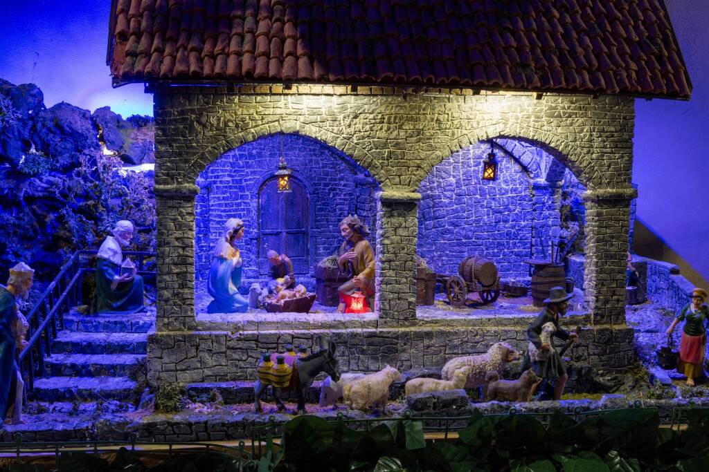 Crodo si illumina per Natale: saranno 71 i "Presepi sull'acqua" 