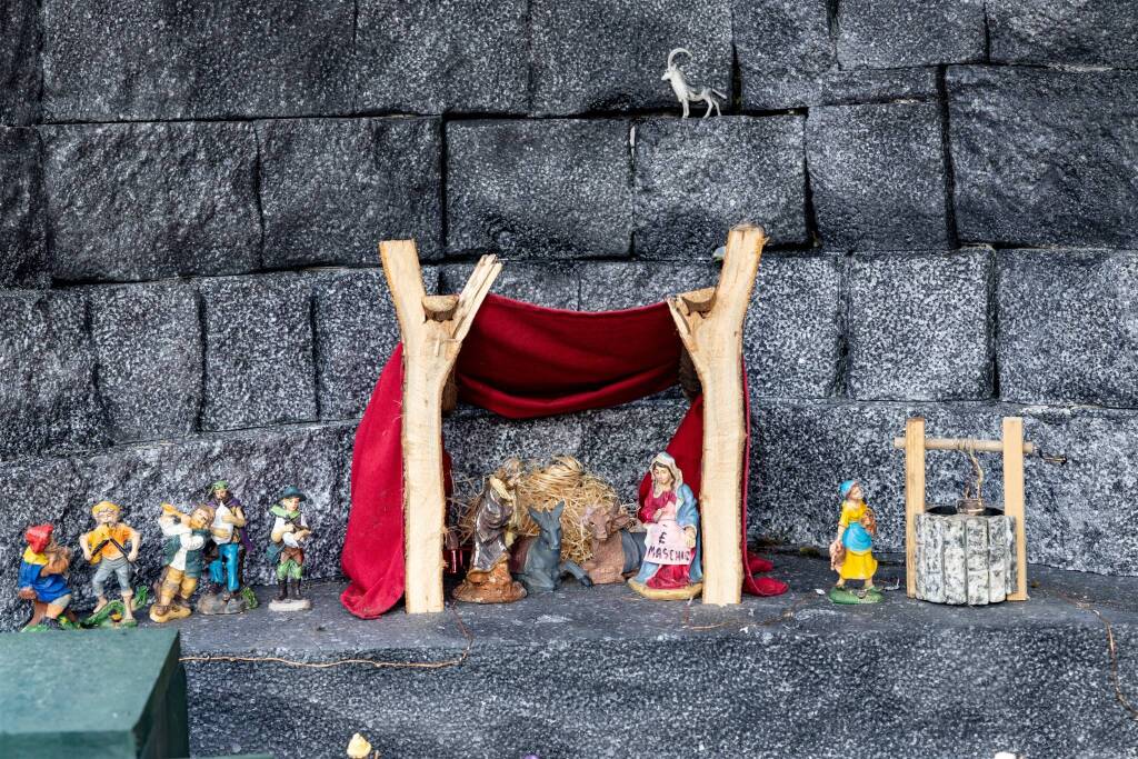 Crodo si illumina per Natale: saranno 71 i "Presepi sull'acqua" 