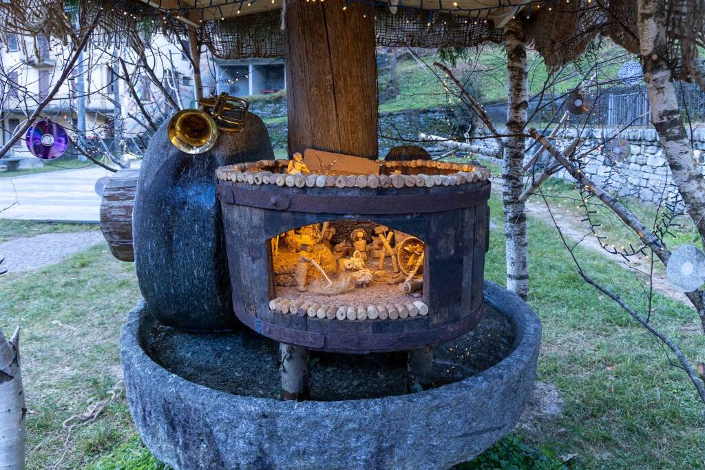 Crodo si illumina per Natale: saranno 71 i "Presepi sull'acqua" 