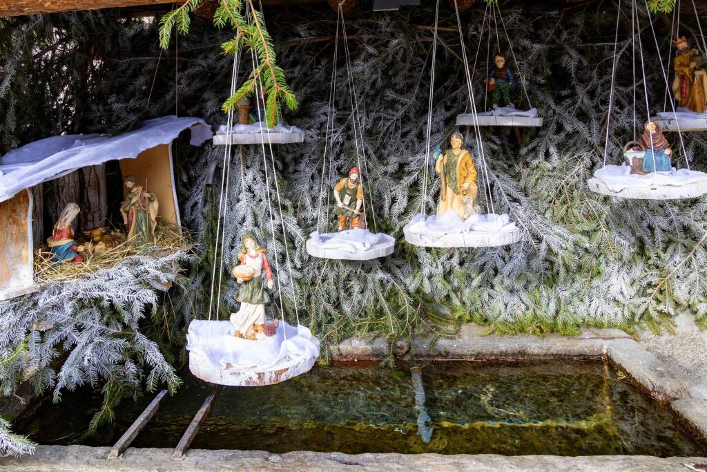 Crodo si illumina per Natale: saranno 71 i "Presepi sull'acqua" 