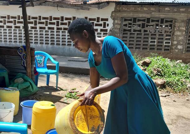 Elina, la "fatina tuttofare" della scuola di Gede