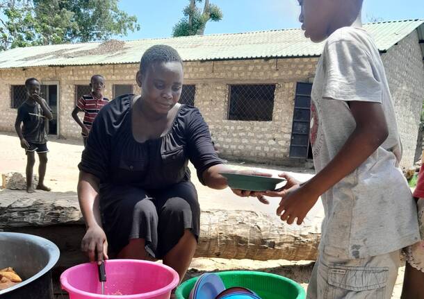 Habu, l'insegnante che sogna un futuro migliore per i bambini di Gede