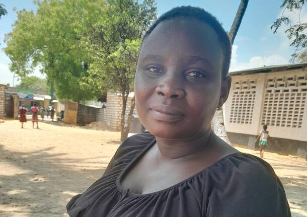 Habu, l'insegnante che sogna un futuro migliore per i bambini di Gede