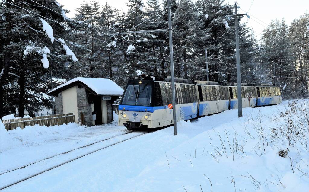 I treni della Vigezzina-Centovalli viaggiano sulla neve agli eventi di Natale di Santa Maria Maggiore e Locarno