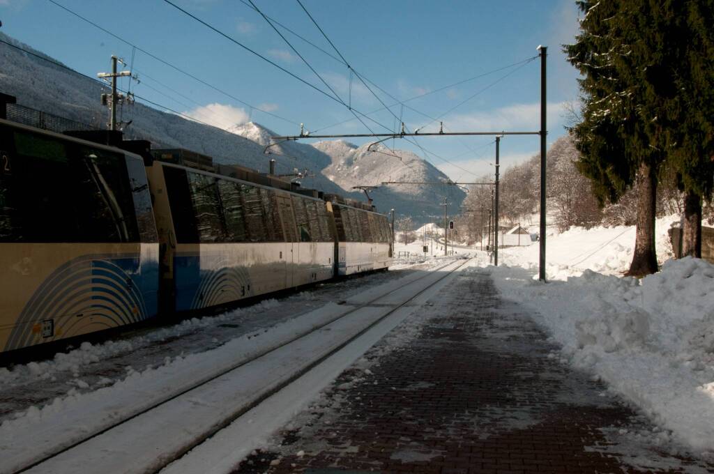 I treni della Vigezzina-Centovalli viaggiano sulla neve agli eventi di Natale di Santa Maria Maggiore e Locarno