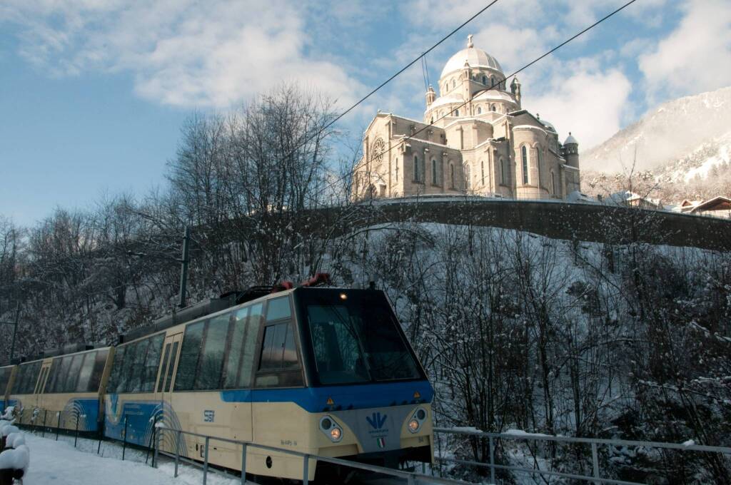 I treni della Vigezzina-Centovalli viaggiano sulla neve agli eventi di Natale di Santa Maria Maggiore e Locarno