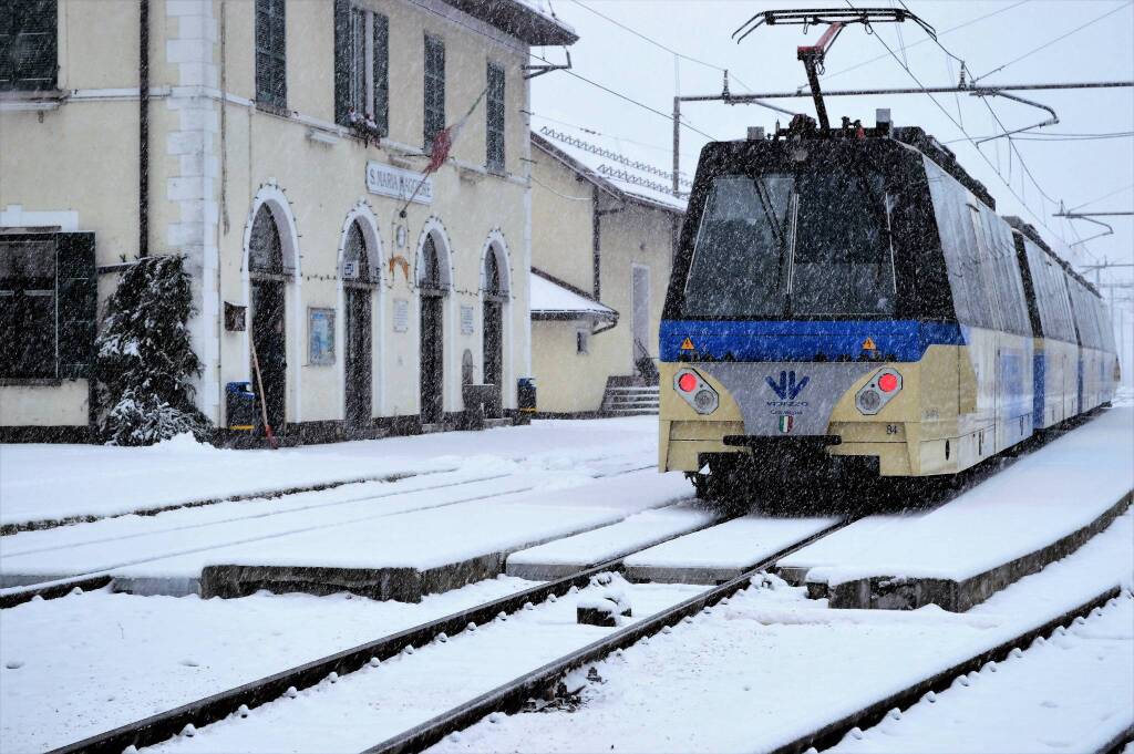 I treni della Vigezzina-Centovalli viaggiano sulla neve agli eventi di Natale di Santa Maria Maggiore e Locarno