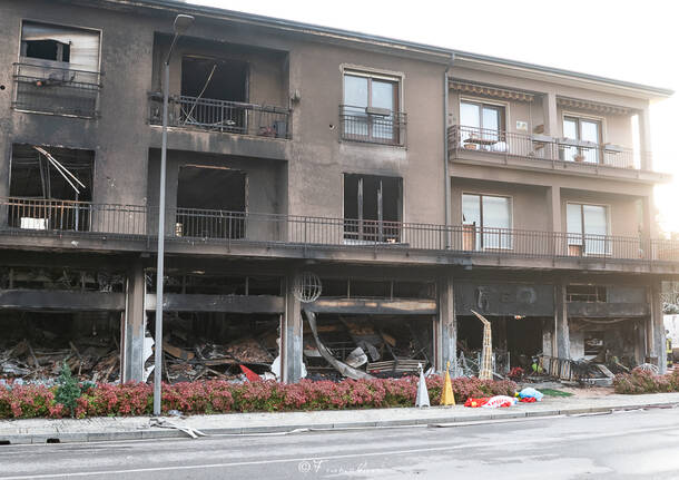 Il girono dopo l'incendio di Laveno