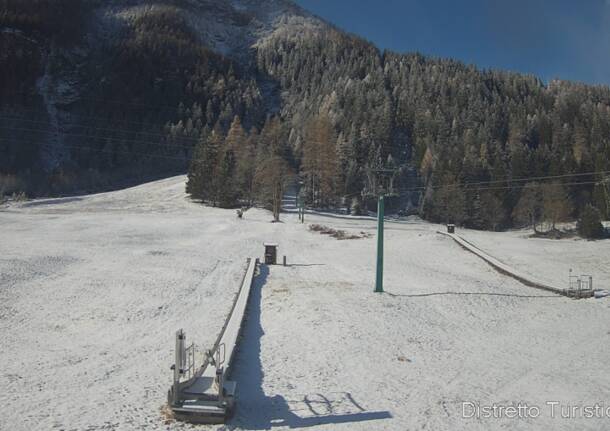 Neve sulle montagne dell’Ossola: la spolverata dà inizio all’attesa per l’inverno