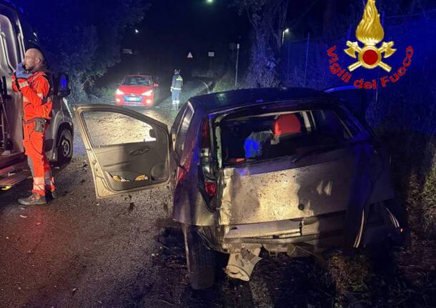 Incendio a Cairate e due incidenti stradali: diversi interventi dei vigili del fuoco nella notte di Natale