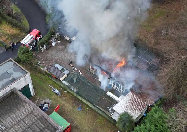 Fiamme in una rimessa a Brissago Valtravaglia