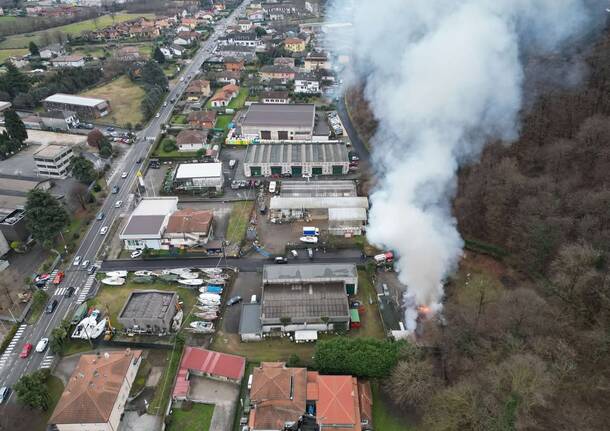Fiamme in una rimessa a Brissago Valtravaglia