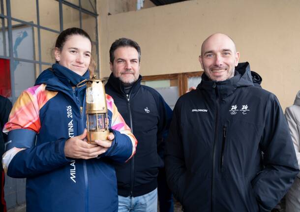 La fiamma olimpica solca il Lago Maggiore 