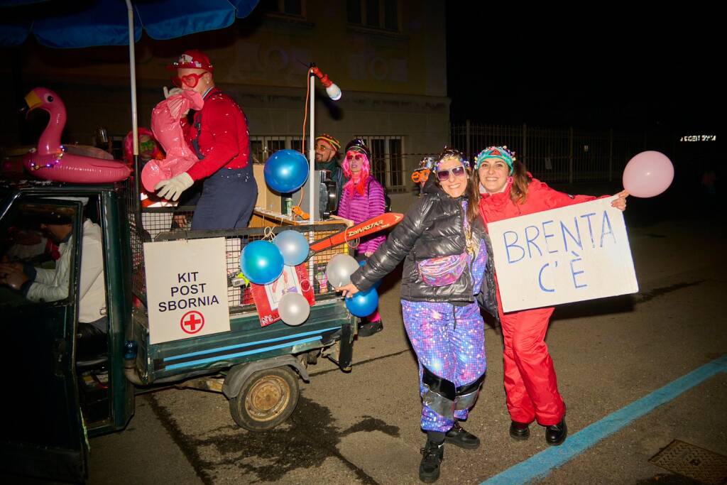 Carnevale 2026 di sera a Laveno Mombello 