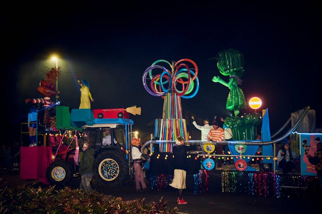 Carnevale 2026 di sera a Laveno Mombello 