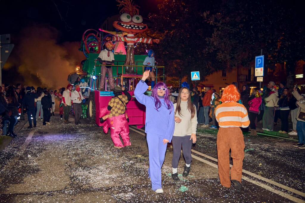 Carnevale 2026 di sera a Laveno Mombello 