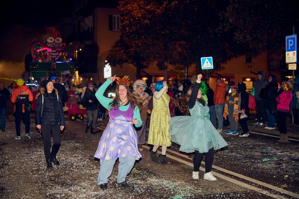 Carnevale 2026 di sera a Laveno Mombello 