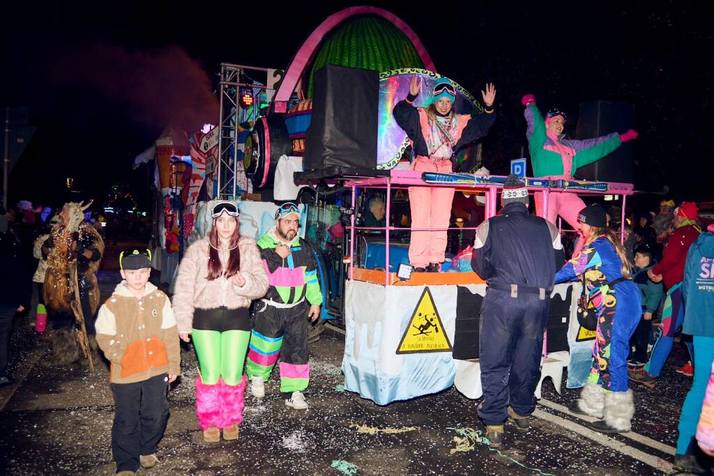 Carnevale 2026 di sera a Laveno Mombello 