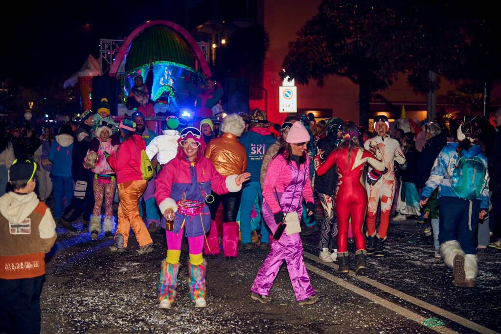 Carnevale 2026 di sera a Laveno Mombello 