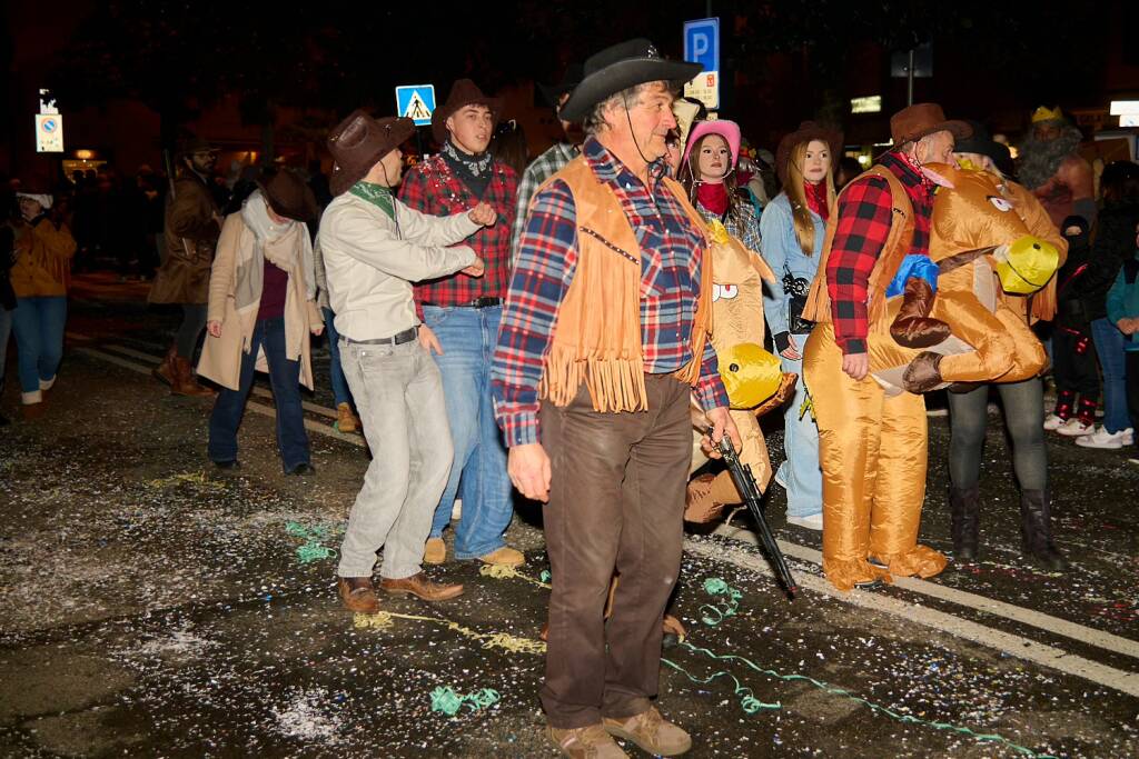 Carnevale 2026 di sera a Laveno Mombello 