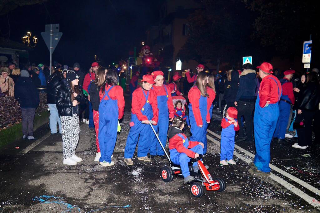 Carnevale 2026 di sera a Laveno Mombello 
