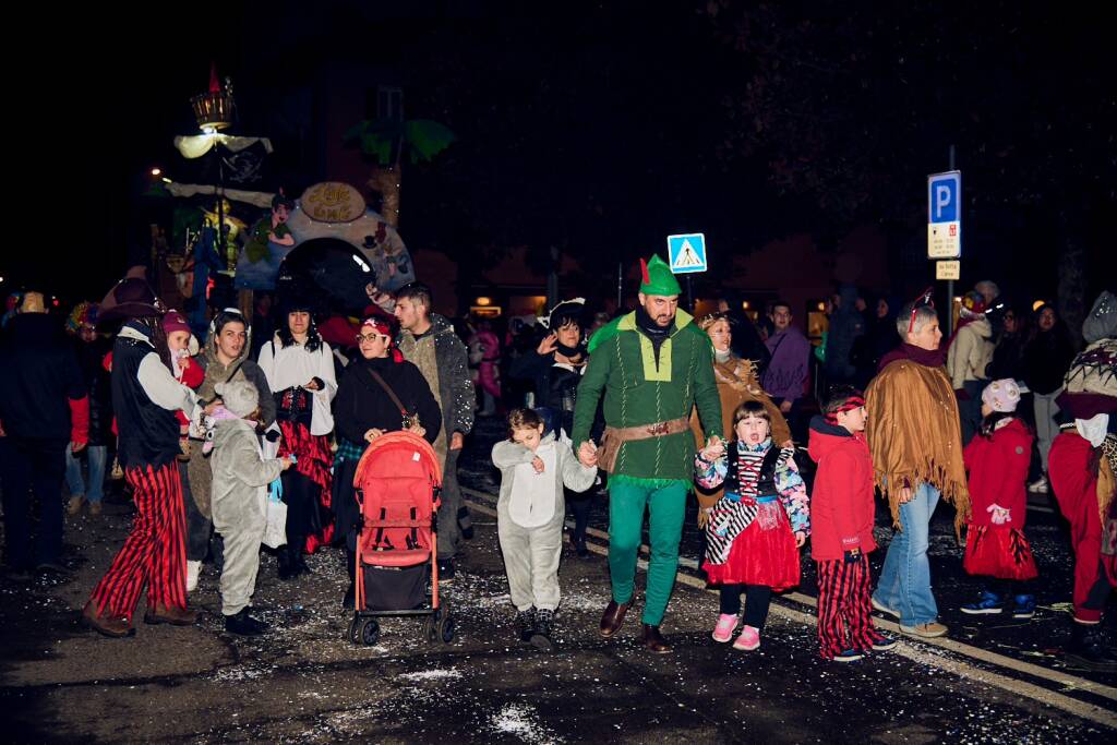 Carnevale 2026 di sera a Laveno Mombello 